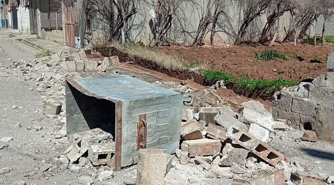 Kahta'da şiddetli rüzgar duvar yıktı