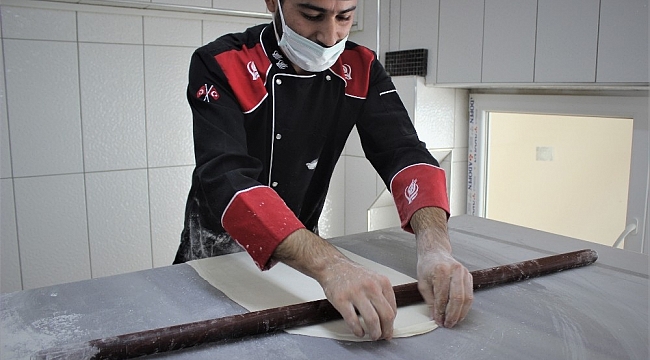 Kahveli baklava yaptı, siparişlere yetişemiyor