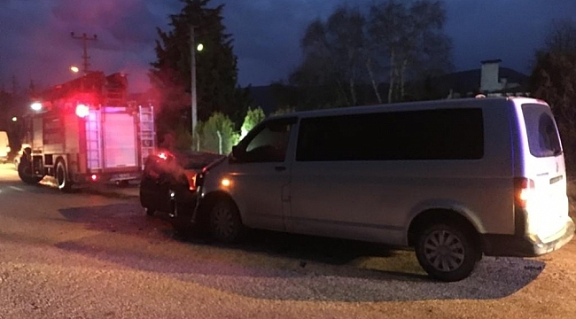 Kamyonet ile otomobil kafa kaya çarpıştı, 2 kişi yaralandı