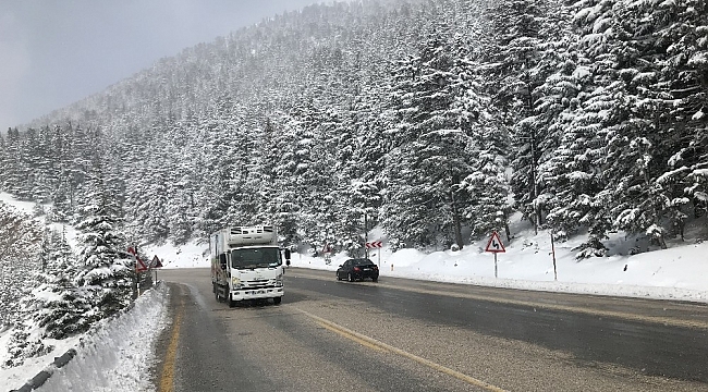 Kar kılınlığının 1 metreye ulaştığı Antalya-Konya karayolunda kartpostallık görüntüler