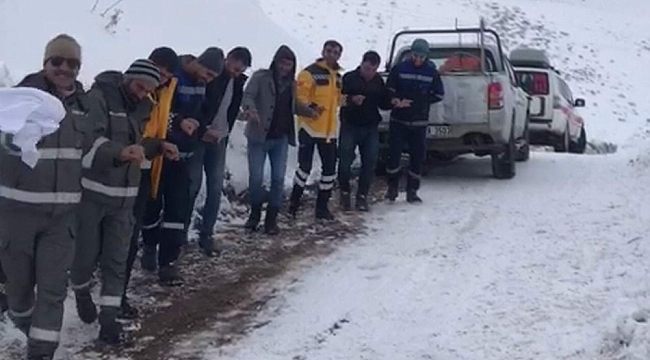Kar nedeni ile kapanan yolun açılmasını halay çekerek beklediler