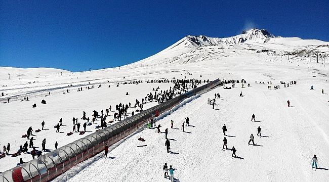 Kar yağdı tatilciler Erciyes'e akın etti