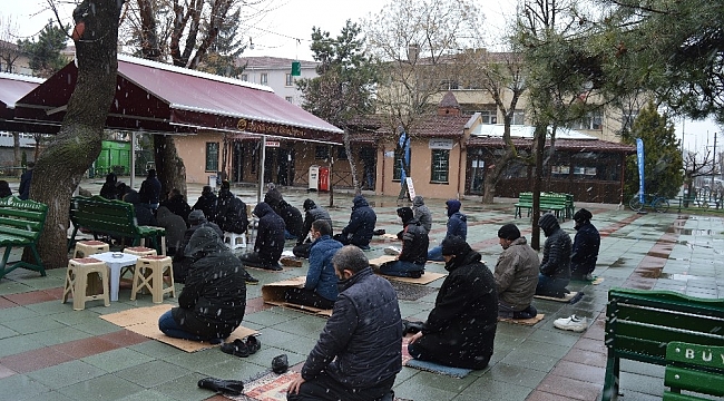 Kar yağışı altında cuma namazı