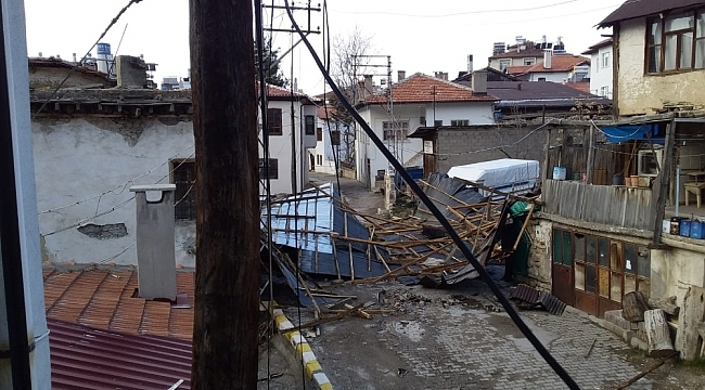 Karaman'da rüzgar evin çatısını uçurdu, elektrik direklerini yıktı