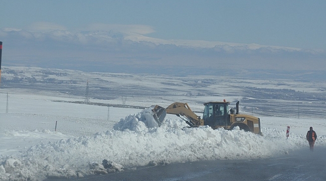 Karayolları Kars-Çıldır yolunda kar temizlemesi yapıyor