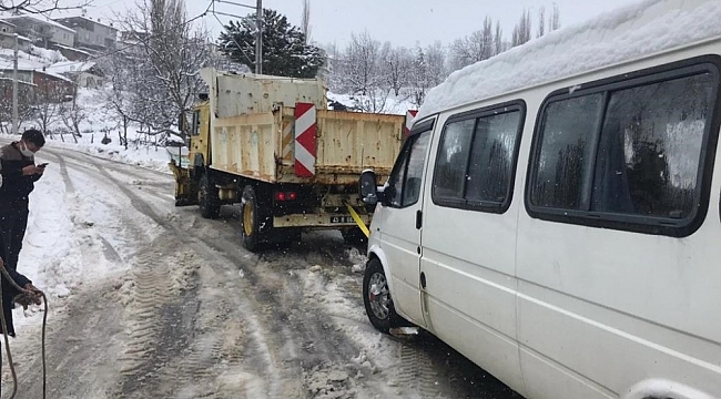 Karda mahsur kalan öğrenci servisi kurtarıldı
