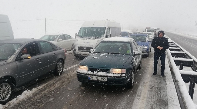 Karda makas atan mermer yüklü tır, ulaşımın aksamasına neden oldu
