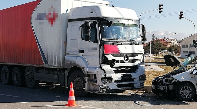Kargo yüklü tır ile otomobil çarpıştı: 2 yaralı