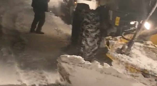 Kars'ta tipi nedeniyle araçlar mahsur kaldı