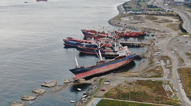 Kartal'da rıhtıma bağlı olan kuru yük gemisi yan yattı