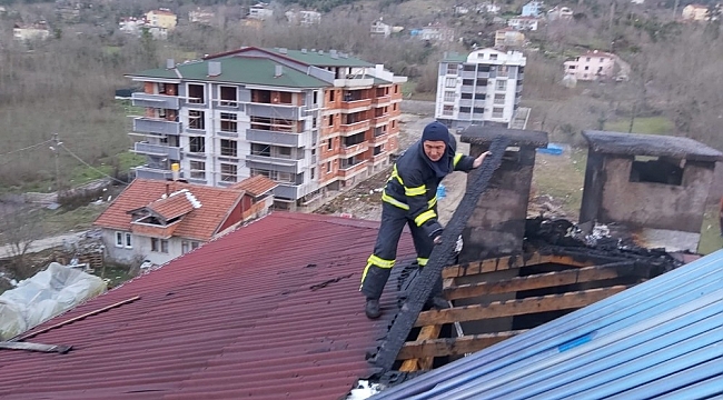 Kastamonu'da çıkan çatı yangını büyümeden söndürüldü