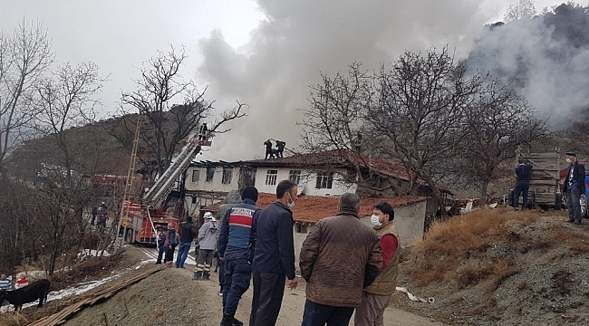Kastamonu'da iki ahşap ev ve bir samanlık yandı