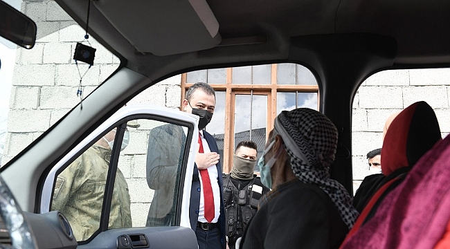 Kaymakam ve başkan, mahallede aşı yaptırarak halkı ikna etti