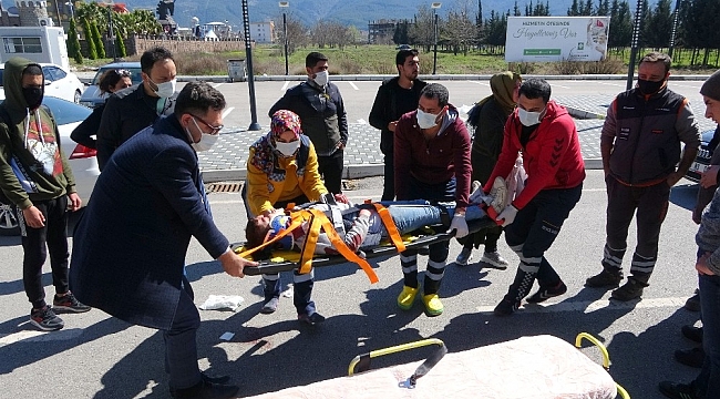 Kaza yapan ailenin yaralı çocuğu kurtarma telaşı