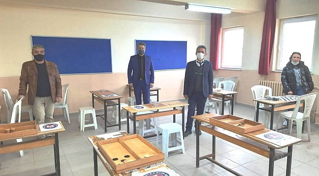 Kemer Belediyesinden Hisarcık'taki okullara 30 akıl ve zeka oyunları seti