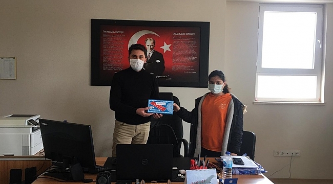 Kepsut'ta film izleyerek, karikatür çizenlere ödül