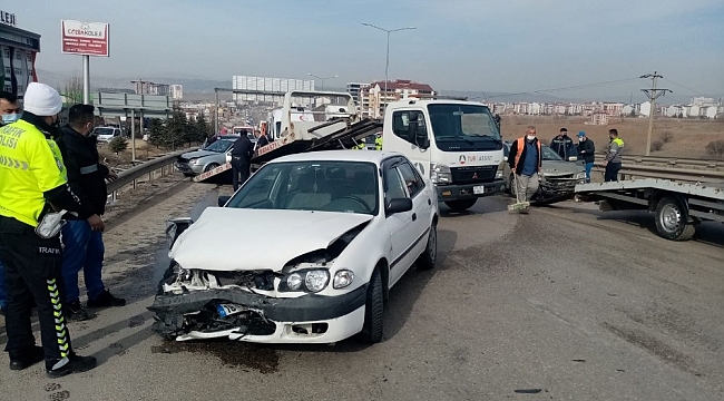 Kırıkkale'de üç araçlı zincirleme kaza: 4 yaralı