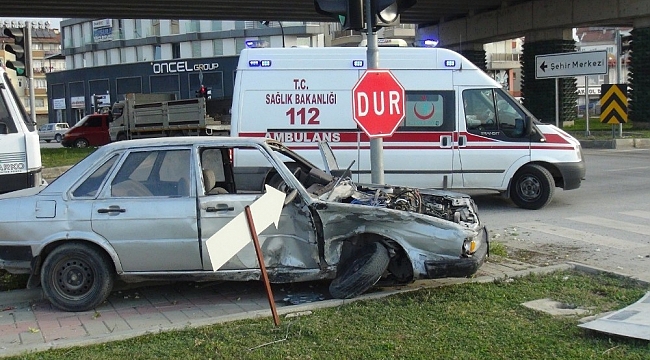 Kırmızı ışık ihlali yapan aracın çarptığı sürücü otomobilde sıkıştı
