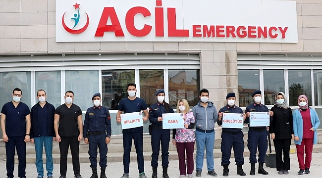 Kırşehir Jandarmadan sağlıkçılara çiçekli kutlama