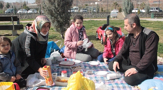 Kısıtlama kalktı vatandaşlar parklara akın etti