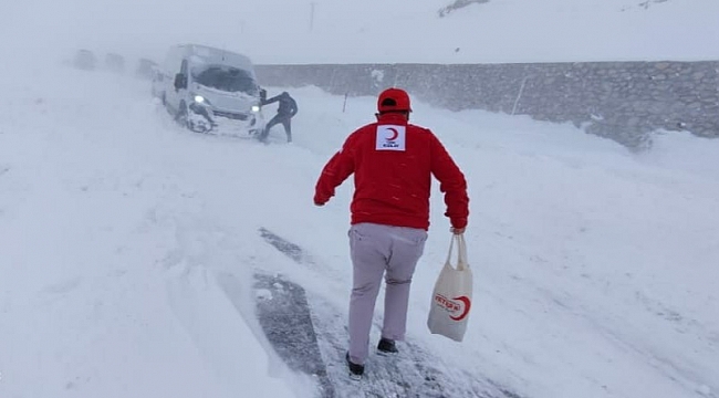Kızılay, Tendürek Dağı'nda mahsur kalan araçtaki yolcuların imdadına yetişti