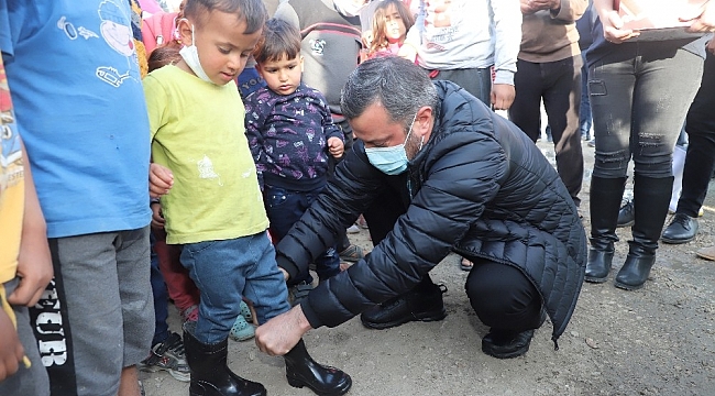 Kocaispir, çadırları tek tek gezdi gıda kolisi dağıttı