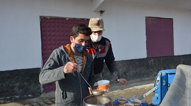 Kolluk kuvvetlerine her gün sıcak çorba ikram ediyor