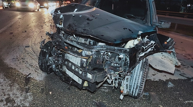 Kontrolden çıkan otomobil önce bariyere sonra tıra çarptı: 1 yaralı