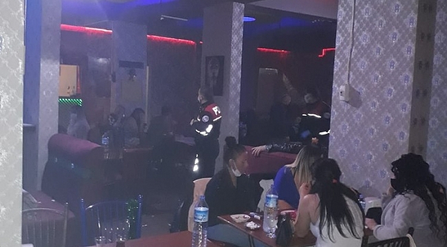 Konya'da iş yerinin mührünü bozup eğlenenler polise yakalandı