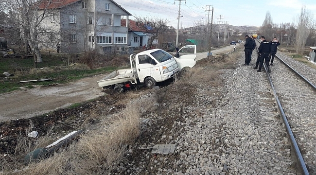 Konya'da lokomotif ile kamyonet çarpıştı: 1 yaralı