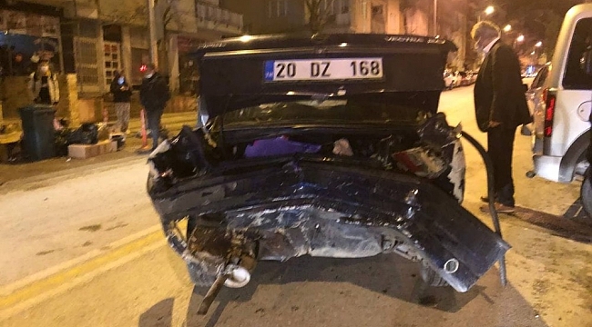Köpeği ezmemek için kaldırımdaki otomobillere çarptı