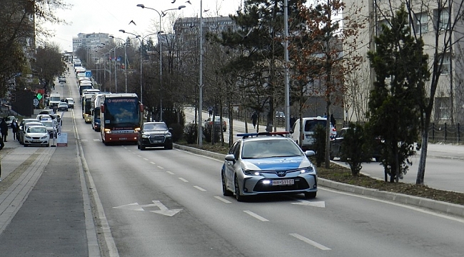 Kosova'da otobüs konvoylu protesto eylemi