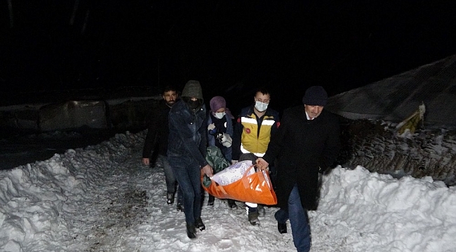 Köy yolu kardan kapandı, hasta 5 saatlik çalışmayla hastaneye ulaştırıldı