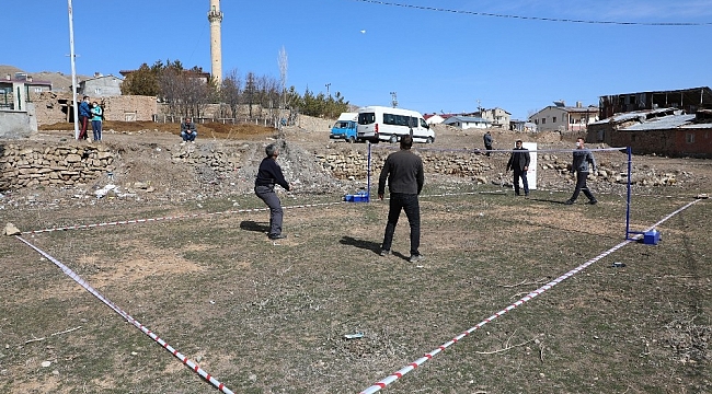Köylülerin badminton heyecanı