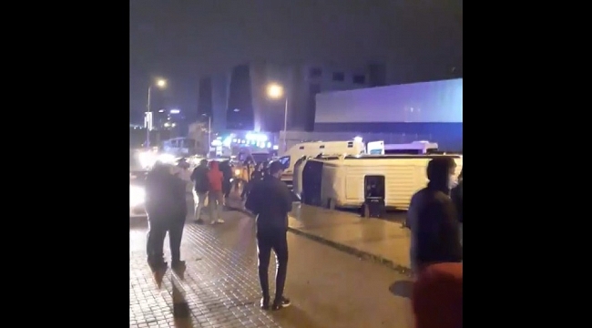 Küçükçekmece'de kaza yapan polis minibüsü yan yattı: 2 yaralı
