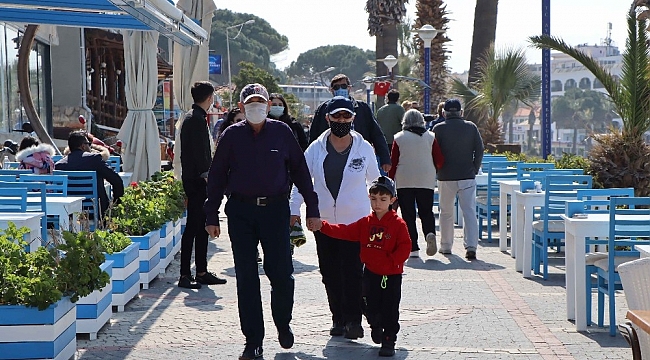Kuşadası kısıtlamasız ilk pazarı yoğun geçirdi
