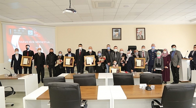 Kütahya'da gaziler ve şehit ailelerine devlet övünç madalyası ve beratı verildi