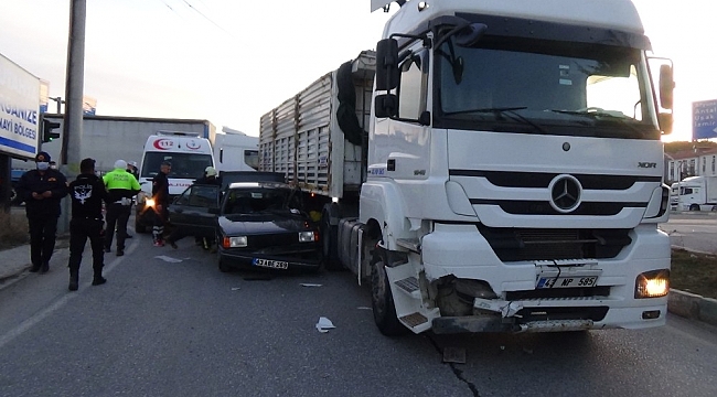 Kütahya'da otomobil ile tır çarpıştı: 3 yaralı
