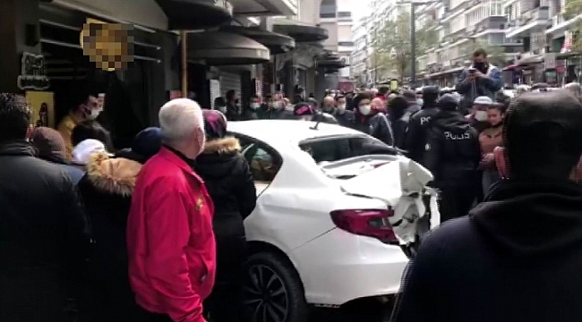 Lüks otomobilin çarptığı araç dükkana girdi: 3 yaralı