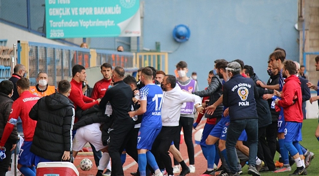 Maç sonrası sahada arbede çıktı