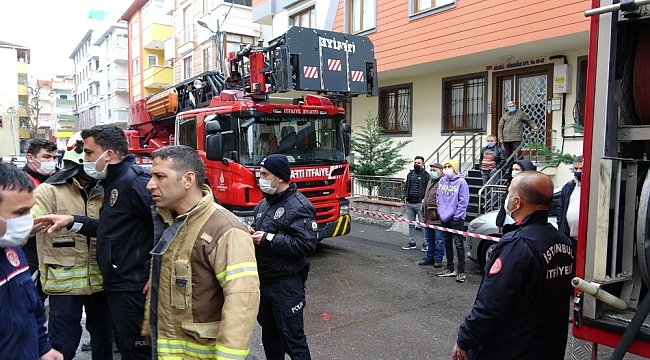 Maltepe'de yangında içeride mahsur kalan adamı itfaiye kurtardı
