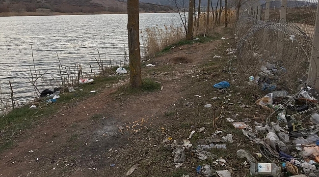 Mamuca Göleti'nde çöp kirliliği