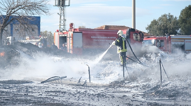 Manisa'da geri dönüşüm tesisindeki yangın söndürüldü