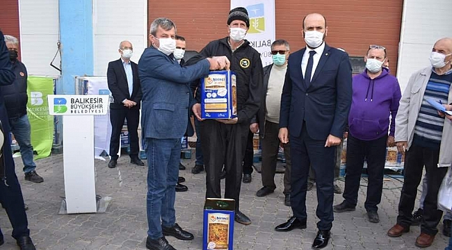 Manyas'ta arı üreticisine yem desteği