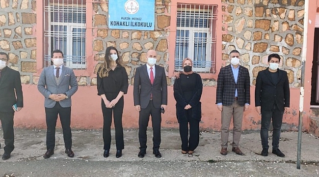 Mardin'de fedakar sağlık çalışanları köy okullarını unutmadı