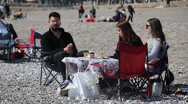 Masasını sandalyesini kapan sahile koştu