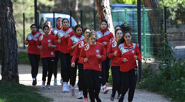 Mavi Kelebekler'den HayatPark'ta kros idmanı