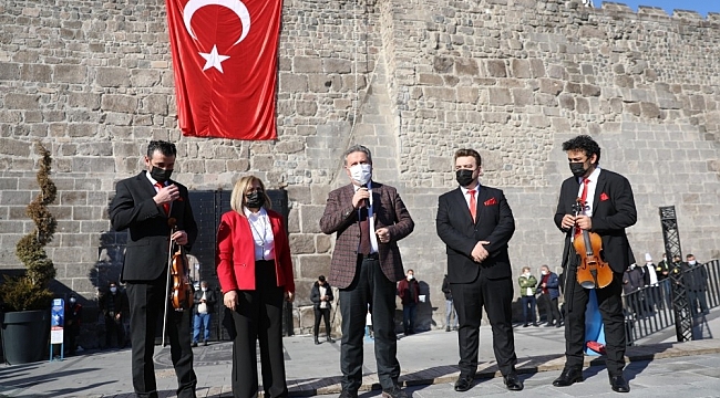 Melikgazi'de 100. yıl anısına İstiklal Ruhu Tarihi Kale'den yankılandı
