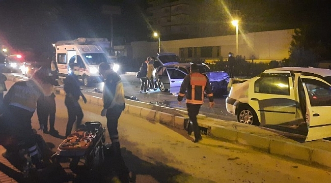 Mersin'de 2 otomobil kafa kafaya çarpıştı: 1'i ağır 9 yaralı