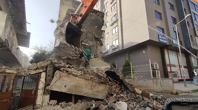 Mersin'de 3 katlı metruk bina kontrollü şekilde yıkıldı